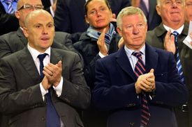 Na stadionu byli přítomni i trenéři Manchester United, Mike Phelan (vlevo) a Sir Alex Ferguson.