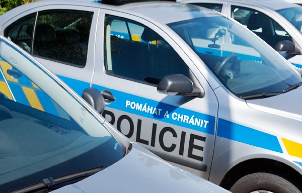 Policie vyšetřuje hromadnou nehodu na Královéhradecku.