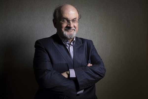 Autor Satanských veršů Salman Rushdie.