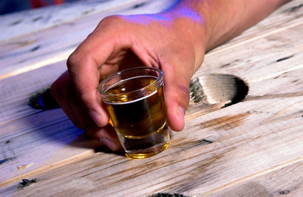 Televize nesmějí vysílat reklamu na tvrdý alkohol.