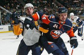 Radek Martínek v NHL (vpravo).