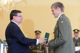 Povýšen byl od ministra obrany Vondry také stříbrný skifař Ondřej Synek.