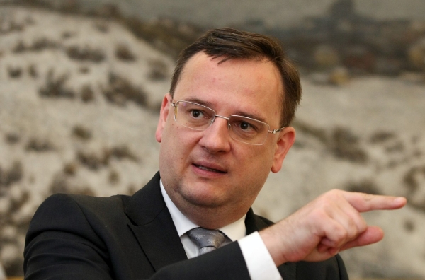 Kam premiér ukazuje? Pokud nedojde ke schválení rozpočtového balíčku, vláda podá demisi. Kam premiér ukazuje? Pokud nedojde ke schválení rozpočtového balíčku, vláda podá demisi.