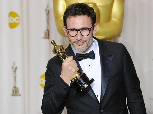 Loňský vítěz kategorie Nejlepší režie Michel Hazanavicius, režisér nostalgického snímku z éry němého filmu The Artist. Loňský vítěz kategorie Nejlepší režie Michel Hazanavicius, režisér nostalgického snímku z éry němého filmu The Artist.