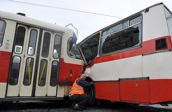 Na Barrandově se srazila tramvaj s autobusem: 10 zraněných.