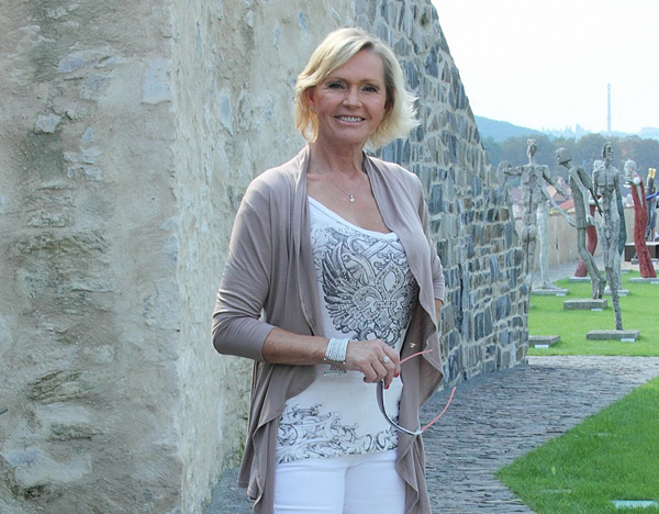 Helena Vondráčková se spokojeně usmívá. Jestlipak jí bylo do smíchu i před prázdnotou zejícím areálem na jejím koncertě v Plzni?