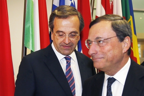 Řecký premiér Antonis Samaris při jednání s guvernérem ECB Draghim.