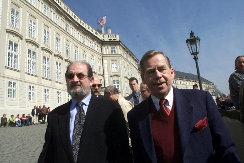 Salman Rushdie a Václav Havel na Festivalu spisovatelů Praha v roce 2001.