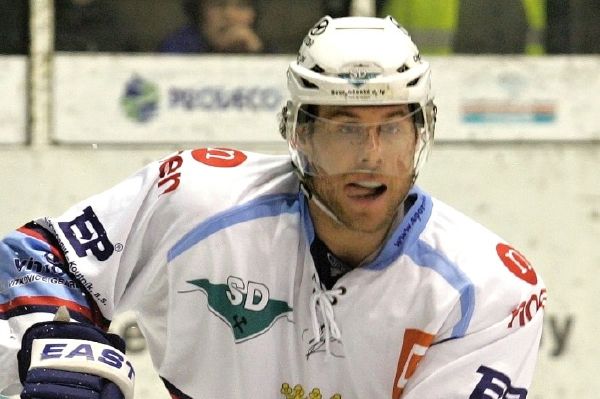 Hokejový útočník Radek Duda se stal definitivně posilou nováčka extraligy Chomutova, s kterým ve středu uzavřel kontrakt. Hokejový útočník Radek Duda se stal definitivně posilou nováčka extraligy Chomutova, s kterým ve středu uzavřel kontrakt.