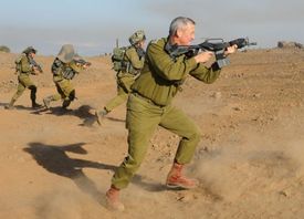 Nedávného cvičení na Golanech se zúčastnil i velitel generálního štábu IDF Benny Gantz (vpředu). 