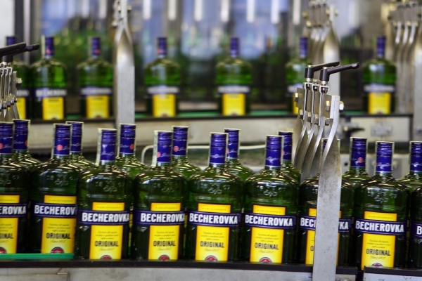 Becherovka zastavila prozatím na dva dny produkci ve svém karlovarském závodě (ilustrační foto). Becherovka zastavila prozatím na dva dny produkci ve svém karlovarském závodě (ilustrační foto).