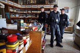 Celníci kontrolují obchodníky, zda dodržují prohibici. Celníci kontrolují obchodníky, zda dodržují prohibici.