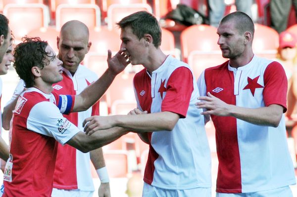 Radost fotbalistů Slavie po vstřeleném gólu.
