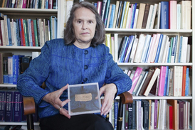 Profesorka teologie Karen Kingová s cenným dokumentem.