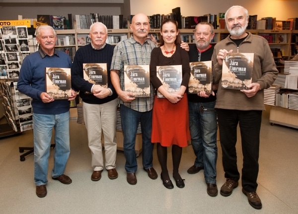 Divadlo Járy Cimrmana: zleva Bořivoj Penc, Petr Brukner, Genadij Rumlena, Michaela Radvanová (redaktorka), Václav Kotek, Zdeněk Svěrák.