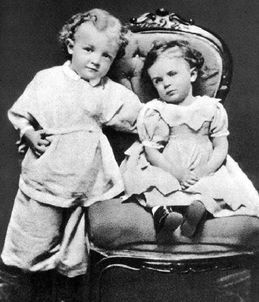 Budoucí Lenin se sestrou ve věku čtyř let.