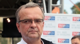 Ministr financí Miroslav Kalousek (TOP 09) v noci podepsal vyhlášku, na jejímž základě začne Státní tiskárna cenin s výrobou nových kolků.