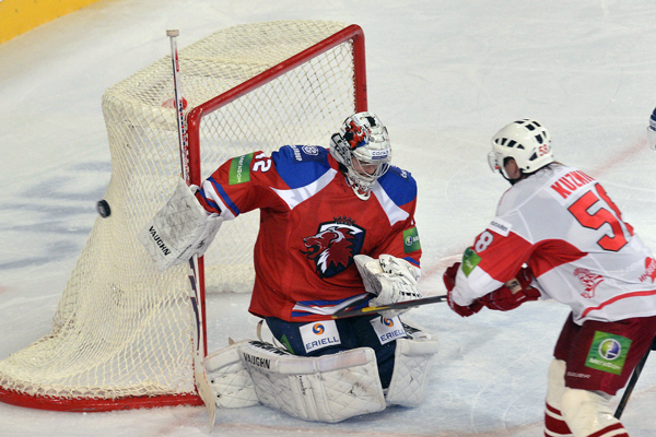 Tomáš Pöpperle drží Lva nad vodou. Tomáš Pöpperle drží Lva nad vodou.