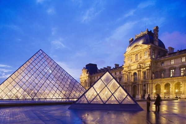 Pařížský svatostánek umění Louvre.