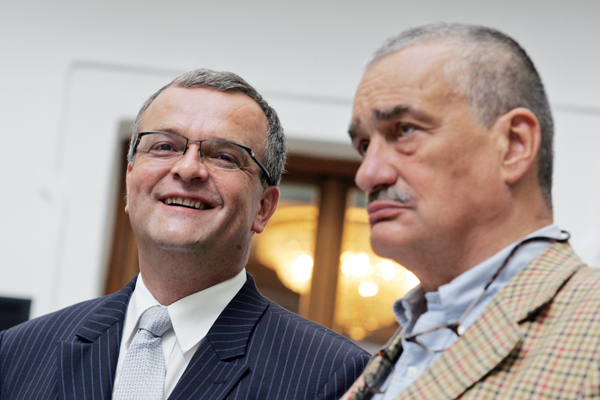 Ministr financí Miroslav Kalousek a ministr zahraničních věcí Karel Schwarzerberg, oba TOP 09.