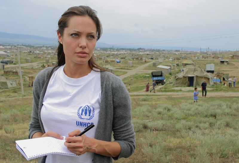 Americká herečka Angelina Jolie je ambasadorkou agentury zabývající se problematikou uprchlictví UNHCR (The United Nations Refugee Agency) při OSN a v rámci tohoto poslání navštívila v roce 2004 uprchlické tábory pro Čečence v Rusku. Americká herečka Angelina Jolie je ambasadorkou agentury zabývající se problematikou uprchlictví UNHCR (The United Nations Refugee Agency) při OSN a v rámci tohoto poslání navštívila v roce 2004 uprchlické tábory pro Čečence v Rusku.