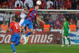 Michal Ďuriš bojuje o míč.