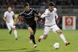 Kadlec se snaží ohrozit Lyon.