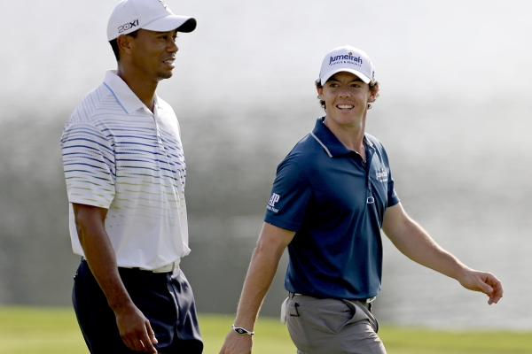 Tiger Woods (vlevo) a Rory McIlroy.