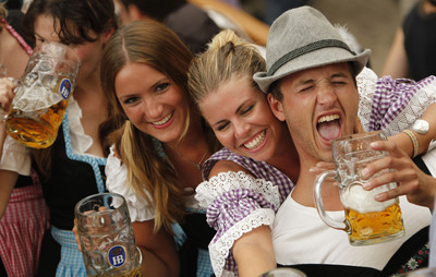 Pivo, zábava a... bolení hlavy i zvracení. To je každoroční Oktoberfest.