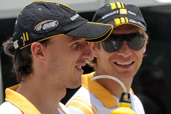 Jako pilot formule 1 se Robert Kubica (vlevo) smál, teď neví, zda se do vytouženého monopostu ještě někdy vrátí. Jako pilot formule 1 se Robert Kubica (vlevo) smál, teď neví, zda se do vytouženého monopostu ještě někdy vrátí.