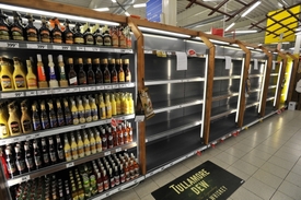 Než se najde zdroj jedu, prohibice neskončí. Regály, kde býval tvrdý alkohol, zůstávají prázdné.