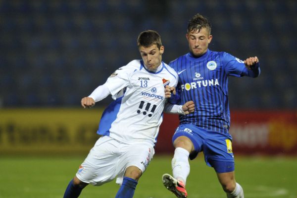 Liberecký Lukáš Vácha (vpravo) v souboji s Martinem Foltýnem z Baníku Ostrava.