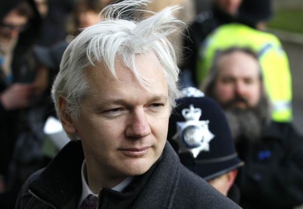 Švédská policie Assange vyšetřuje kvůli podezření ze sexuálního obtěžování a znásilnění. Švédská policie Assange vyšetřuje kvůli podezření ze sexuálního obtěžování a znásilnění.