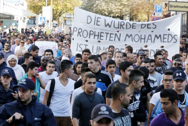 Americký film Mohamed vyvolal protesty po celém světě, například i v Německu. Americký film Mohamed vyvolal protesty po celém světě, například i v Německu.