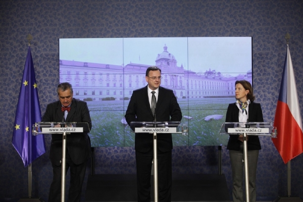 Petr Nečas (uprostřed), Karel Schwarzenberg a Karolína Peake. Petr Nečas (uprostřed), Karel Schwarzenberg a Karolína Peake.