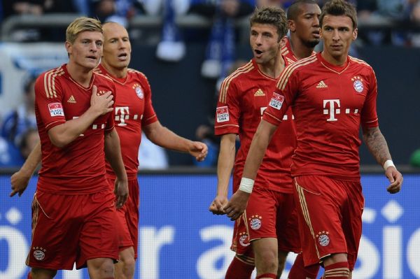 Bayern Mnichov se raduje z gólu na hřišti Schalke 04. Bayern Mnichov se raduje z gólu na hřišti Schalke 04.