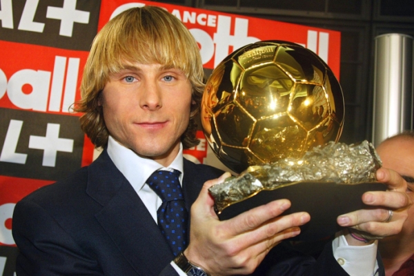 Pavel Nedvěd se Zlatým míčem, který vyhrál v roce 2003.