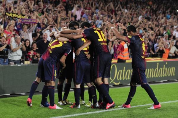 Fotbalisté Barcelony slaví gól Xaviho.