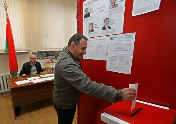 Bělorusové volí parlament, opozice hlasování bojkotuje.