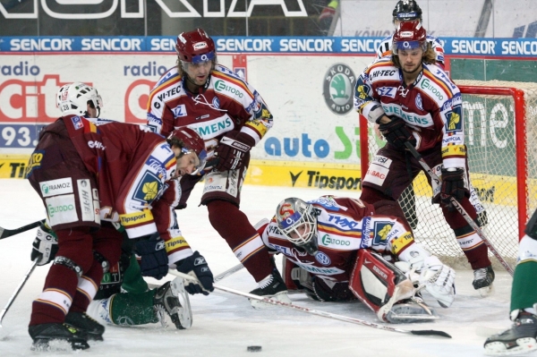 Jan Hanzlík (vpravo) bude Spartě delší dobu chybět. Jan Hanzlík (vpravo) bude Spartě delší dobu chybět.