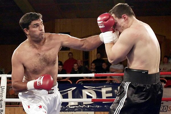 Bývalý boxer Corrie Sanders z Jihoafrické republiky (vlevo) byl zastřelen. Bývalý boxer Corrie Sanders z Jihoafrické republiky (vlevo) byl zastřelen.