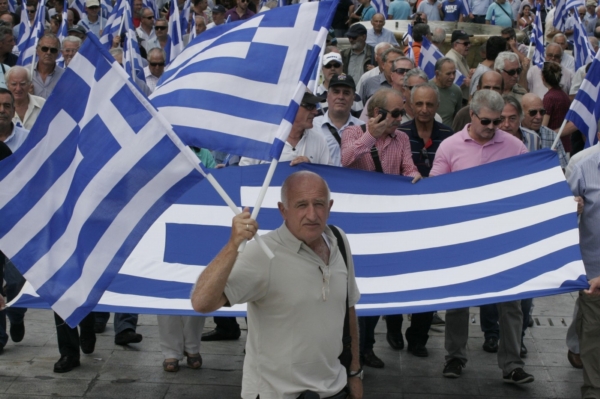 V Řecku kvůli novým úsporným opatřením probíhají protesty. V Řecku kvůli novým úsporným opatřením probíhají protesty.