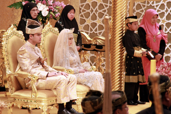 Princezna Hajah Hafizah Sururul Bolkiahová a ženich Pengiran Haji Muhammad Ruzaini. Princezna Hajah Hafizah Sururul Bolkiahová a ženich Pengiran Haji Muhammad Ruzaini.