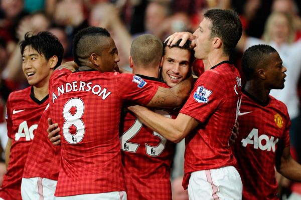 Fotbalisté Manchesteru United slaví gól Robina van Persieho (uprostřed).