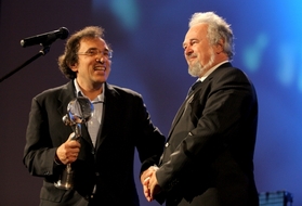 Režisér Matej Mináč (vlevo) a producent Patrik Pašš přebírají diváckou cenu za film Nickyho rodina na MFF Karlovy Vary 2011.