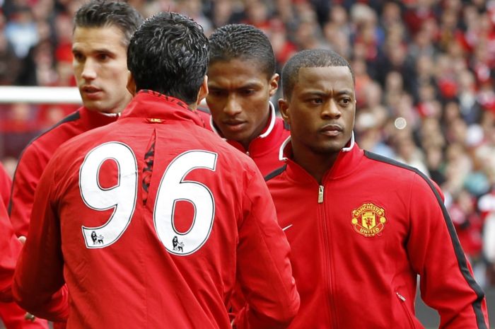 Nenávist stranou. Luis Suaréz (vlevo) a Patrice Evra si podali ruce.