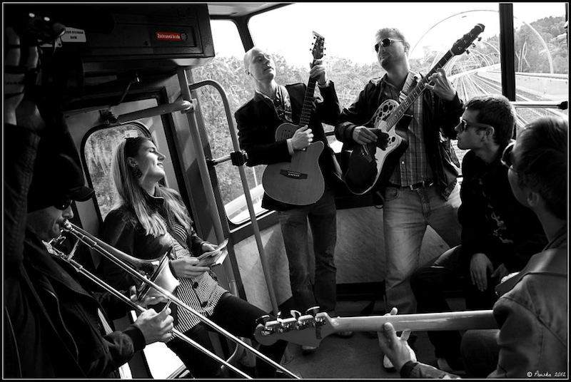 Jan Budař a Eliščin Band v tramvaji směrem z Barrandova.