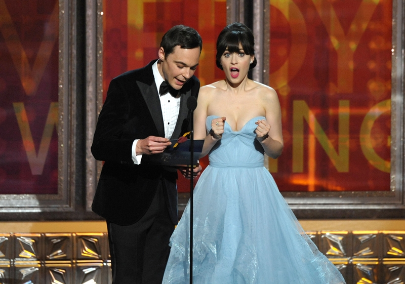 Představitel doktora Sheldona Coopera ze seriálu Teorie velkého třesku Jim Parsons a herečka Zooey Deschanelová ve vypjatém okamžiku oznamování vítěze v jedné z kategorií. Představitel doktora Sheldona Coopera ze seriálu Teorie velkého třesku Jim Parsons a herečka Zooey Deschanelová ve vypjatém okamžiku oznamování vítěze v jedné z kategorií.