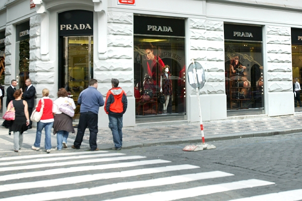 Prada vydělává i díky rozšiřování sítě obchodů. Na snímku ten v Praze.