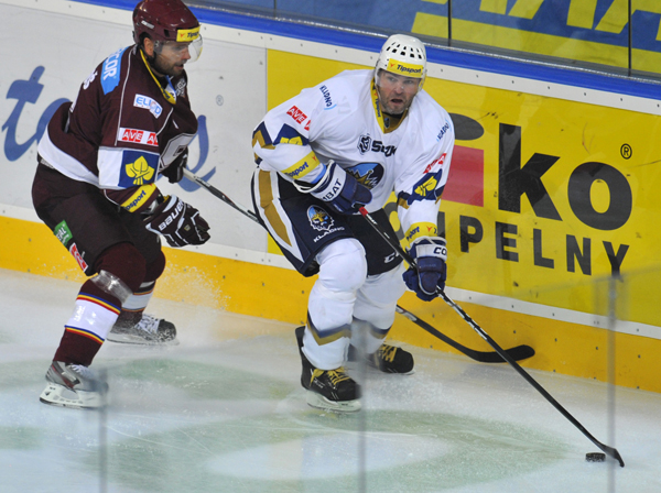 Jaromír Jágr (vpravo) - hvězda, která teď baví českou extraligu. Jaromír Jágr (vpravo) - hvězda, která teď baví českou extraligu.